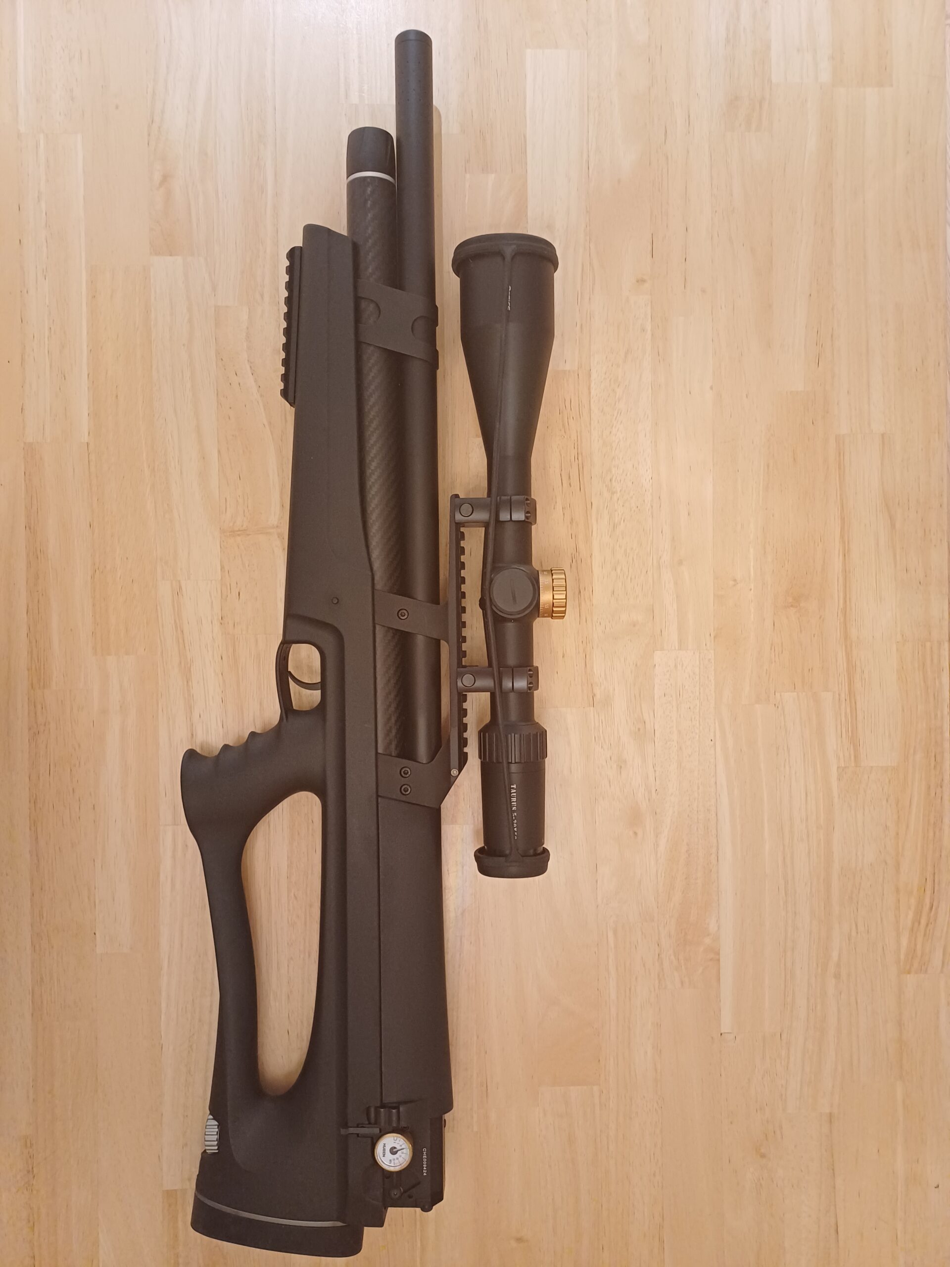 Huben K1, Cal .25 (6,35 mm) mit Vektor Optics Taurus 5-30x56 FFP und Koffer