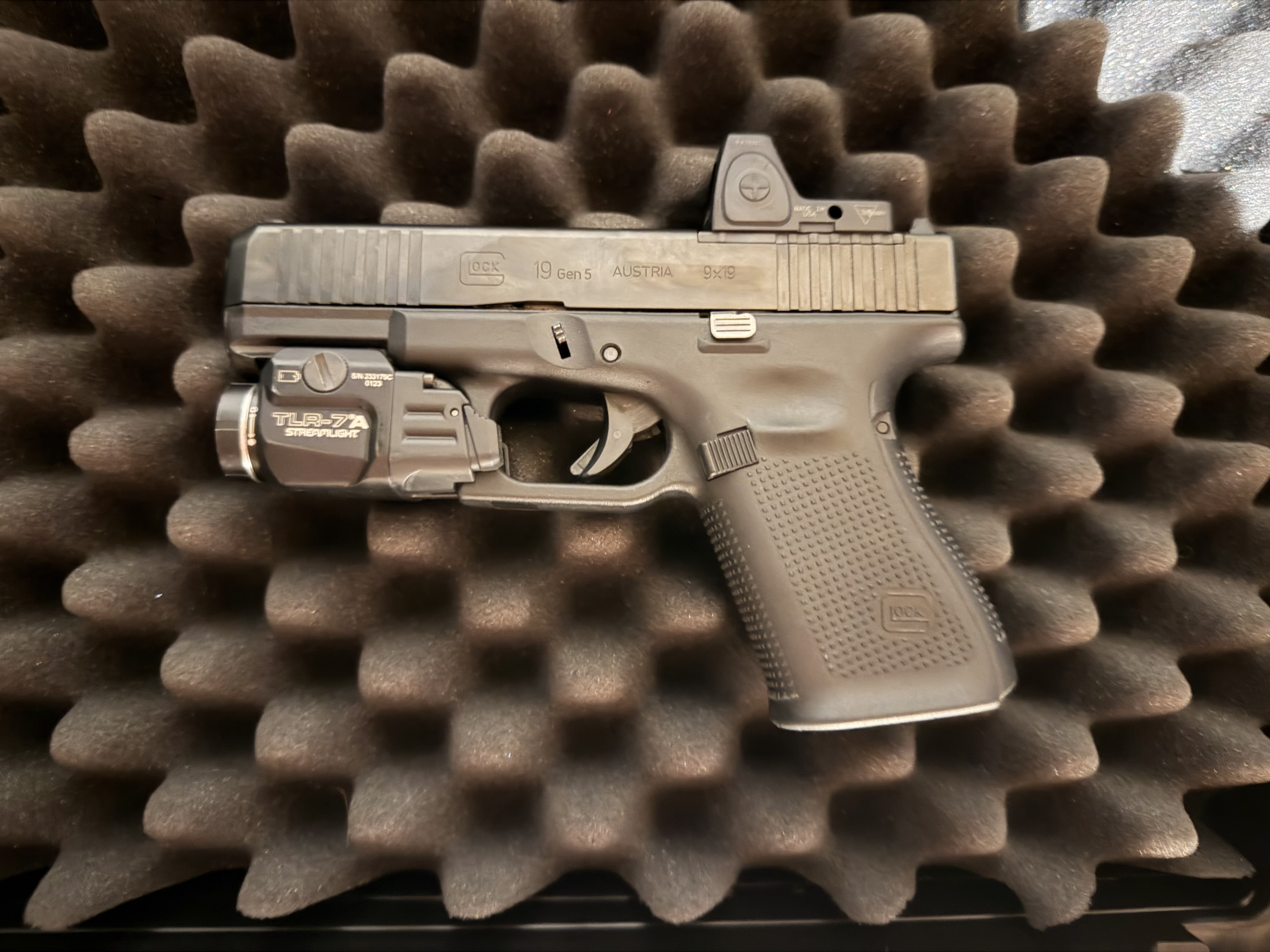 Glock 19 gen 5 + point rouge et lampe